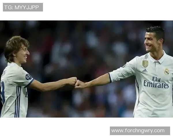 足球明星与球迷亲密互动合照视频记录温馨瞬间与激情时刻